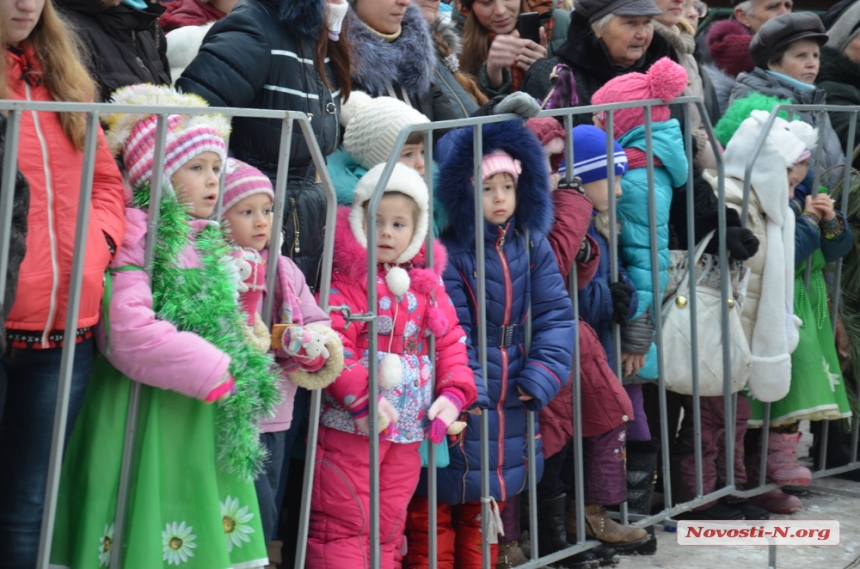 Как николаевцы зажигали главную городскую елочку. ФОТОРЕПОРТАЖ 