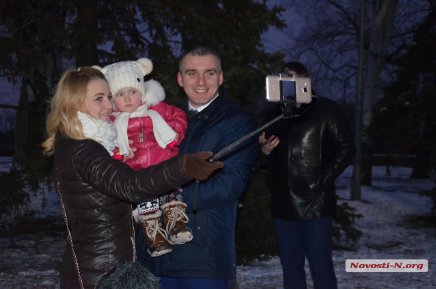 Как николаевцы зажигали главную городскую елочку. ФОТОРЕПОРТАЖ 