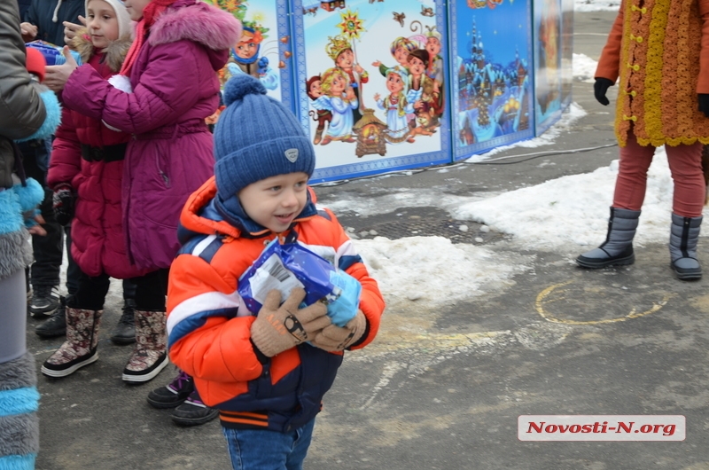  Как проходило открытие главной елки Заводского р-на города Николаева в \"Сказке\". ФОТОРЕПОРТАЖ