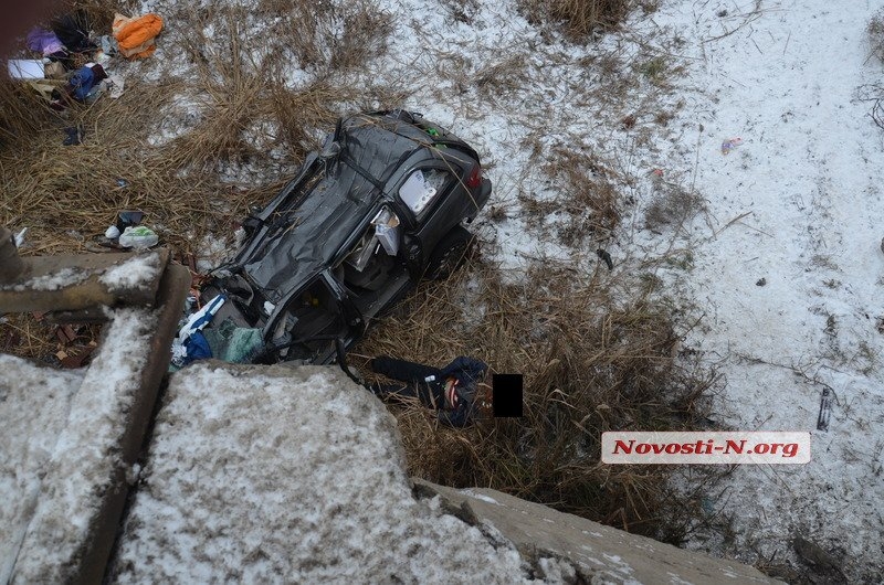 Полиция разыскивает свидетелей аварии под Новой Одессой, в которой погиб водитель, вылетев на Chrysler с моста
