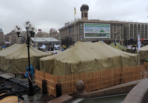 По приглашению предпринимателей, Янукович зашел в одну из палаток, где находится кухня