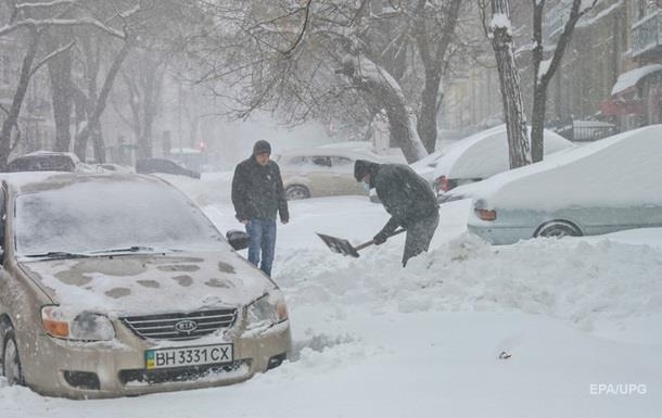 Снег в Украине: без света 35 населенных пунктов
