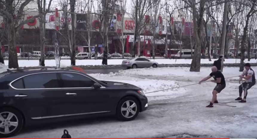 Mix Fight в Николаеве приняли «эстафету губернатора», протянув автомобиль за канат 