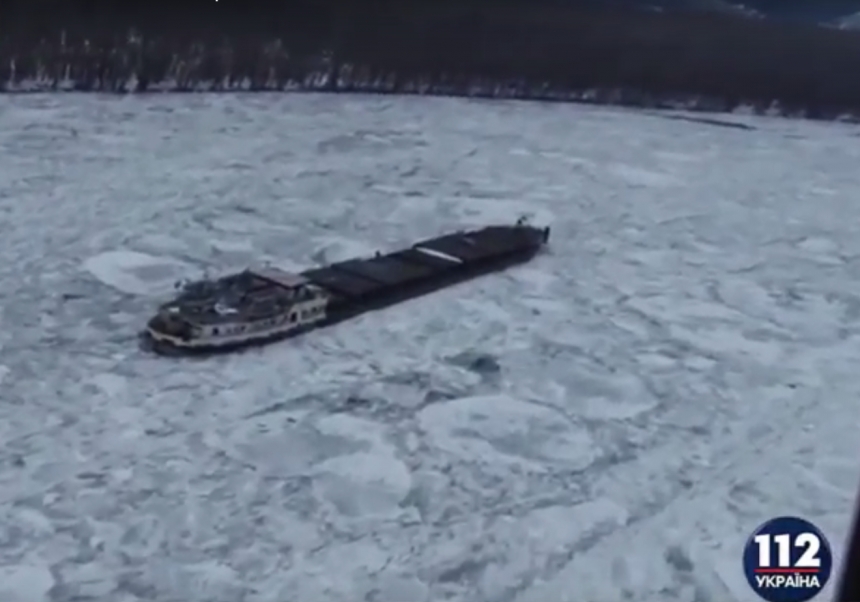 На Дунае посреди реки вмерз в лед корабль