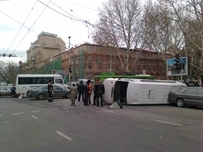 В центре Одессы перевернулся микроавтобус
