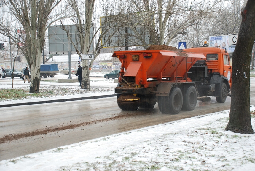 За первых два дня зимы николаевские коммунальщики уже использовали  282 тонны посыпочной смеси