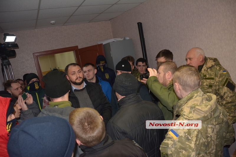 Инцидент между активистами «Азова» и лидером «Украинского выбора» в «Александровском». Полное видео