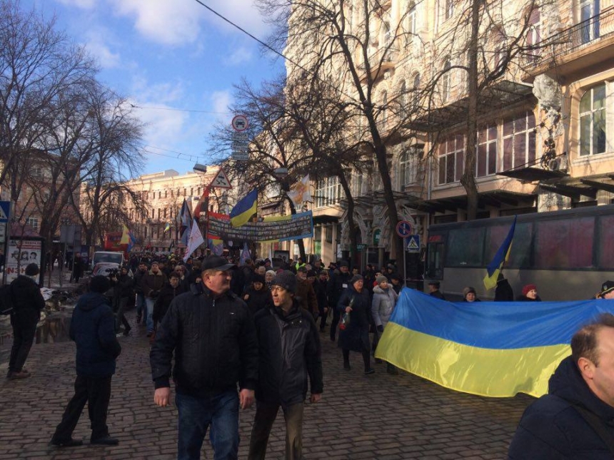 В правительственном квартале Киева установили палатку - требуют прекратить торговлю с Донбассом