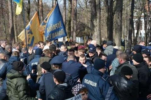 На Тарасовой горе в Каневе произошла потасовка между «Азовом» и «Украинским выбором»