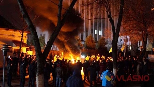 В Виннице активисты подожгли шины под зданием СБУ