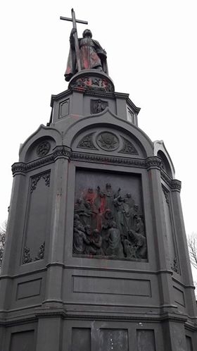 В Киеве облили краской памятник Владимиру Великому
