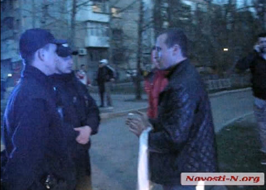 В Николаеве произошел конфликт между патрульными и пьяной компанией: задержаны двое