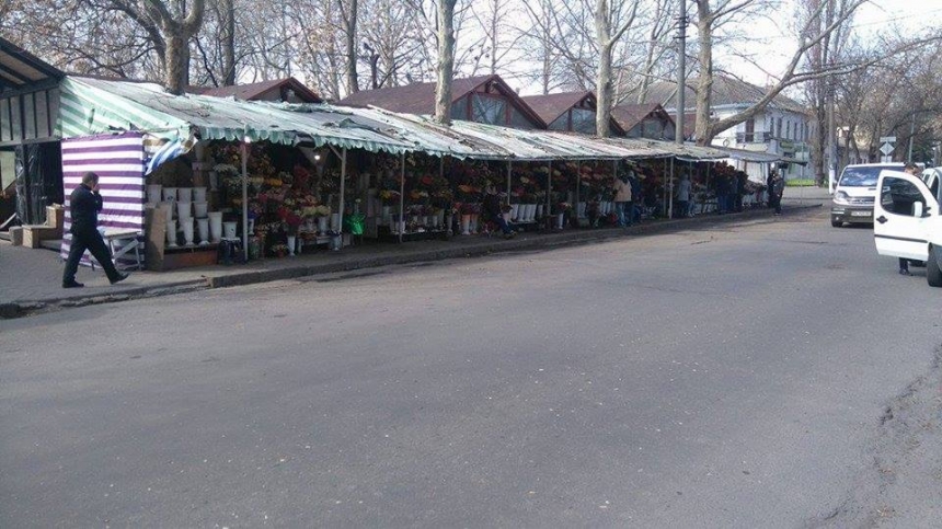 В Николаева полиция попросила мэра разобраться в законности размещения цветочного рынка на тротуаре