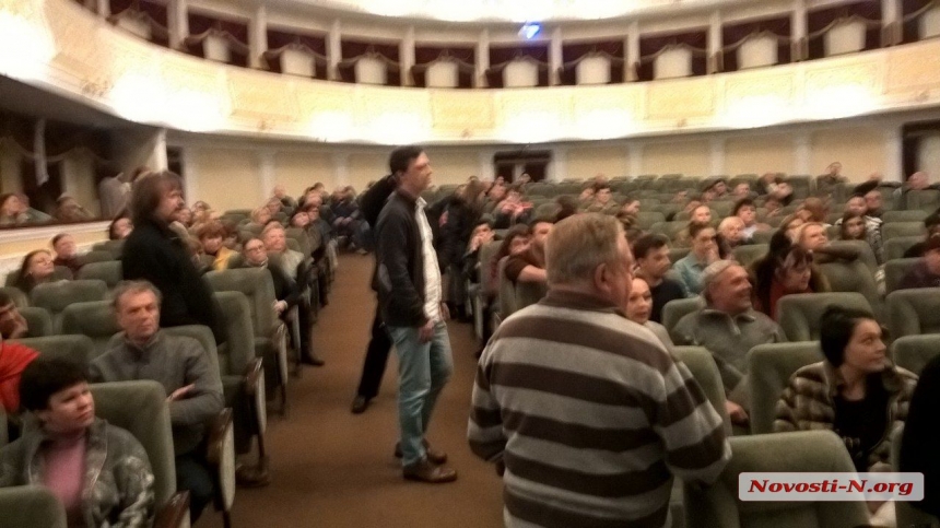 В Николаеве активисты прорвались на "закрытое" собрание актеров Русского театра 