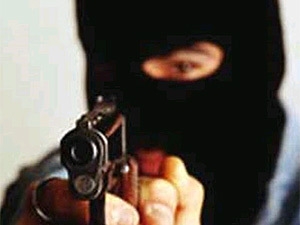 Неизвестные в масках, угрожая предпринимателю пистолетом, отобрали у него 20 тысяч гривен