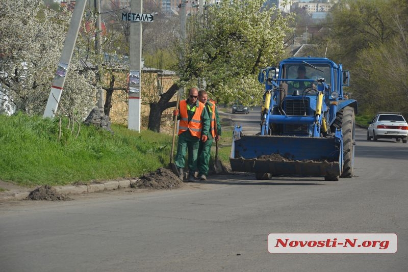 Завтра поминальный день: на кладбище горы мусора, дороги — сплошные ямы