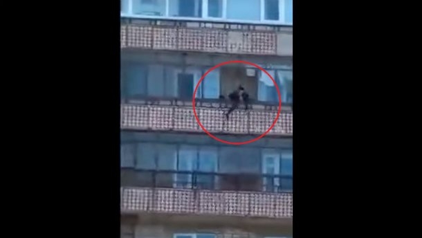 В сети появилось жуткое видео, на котором мать выбросила свою дочь с 9 этажа. 18+