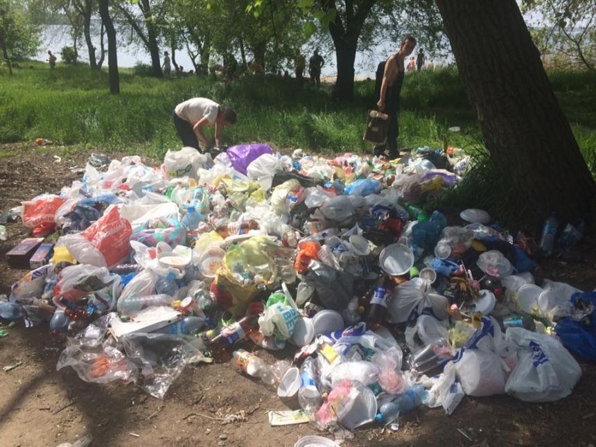После майских праздников парк Победы утопает в мусоре. ФОТО
