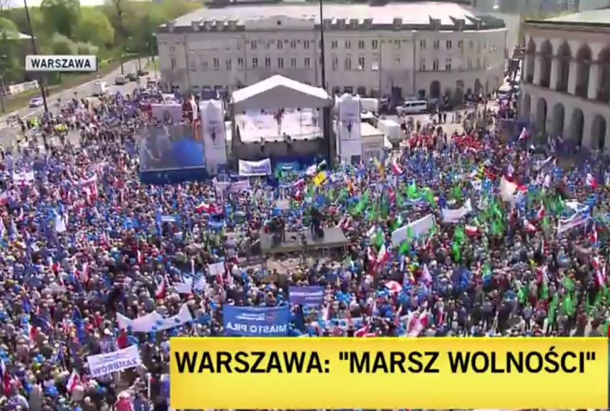 В Варшаве десятки тысяч людей вышли на антиправительственный "Марш свободы"