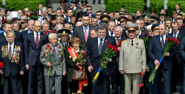 Порошенко исключил отмену празднования 9 Мая в Украине