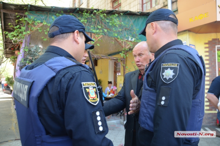 В центре Николаева активисты гурьбой послали на … пенсионера 