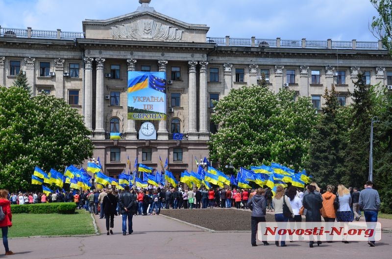 В Николаеве ко Дню Европы торжественно подняли флаги Украины, Европы и Николаева