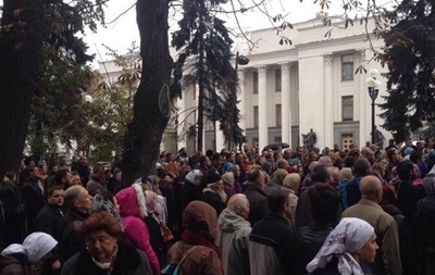 Под Радой православные собрались на молебен из-за  законов про церковь