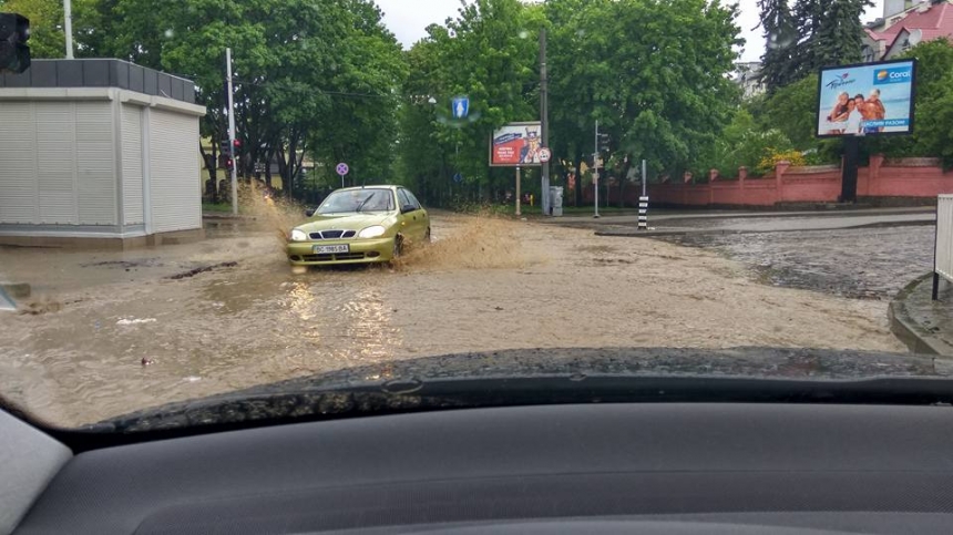 Если машину затопило дождем