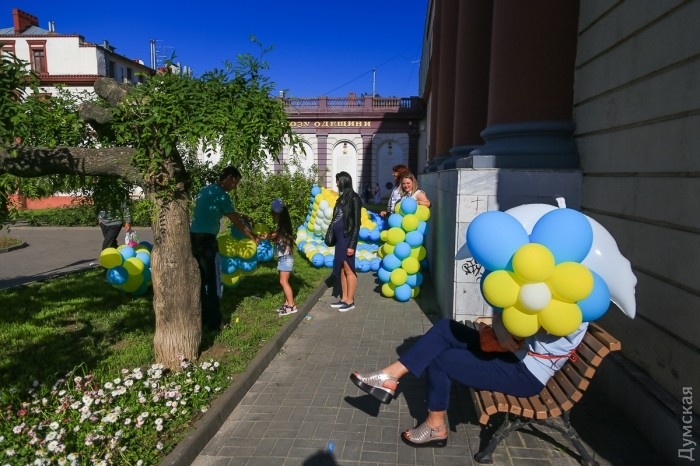 В Одессе к приезду Порошенко советский монумент спрятали за сине-желтыми шариками. ФОТО