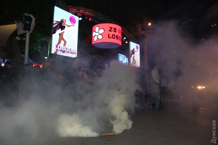 В Одессе радикалы с дымовыми шашками и потасовками заставили отменить концерт Лободы. ФОТО, ВИДЕО