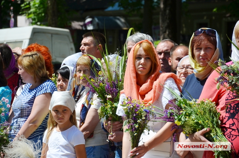 В главном николаевском храме праздновали Троицу