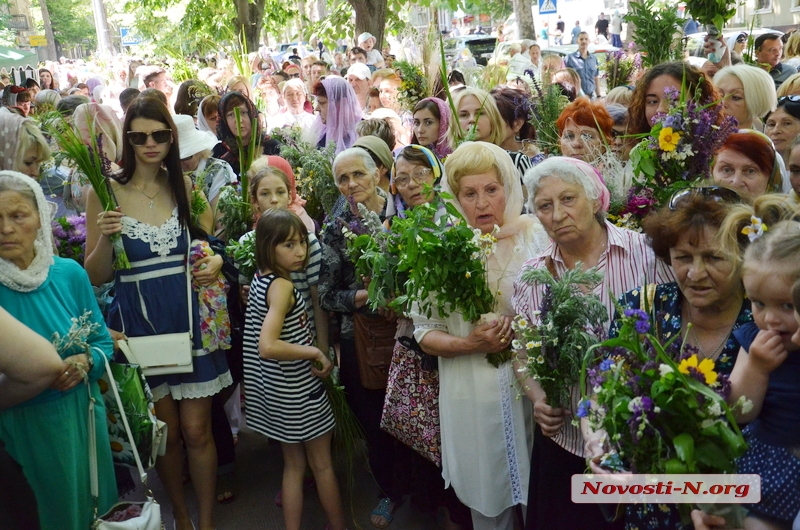 В главном николаевском храме праздновали Троицу