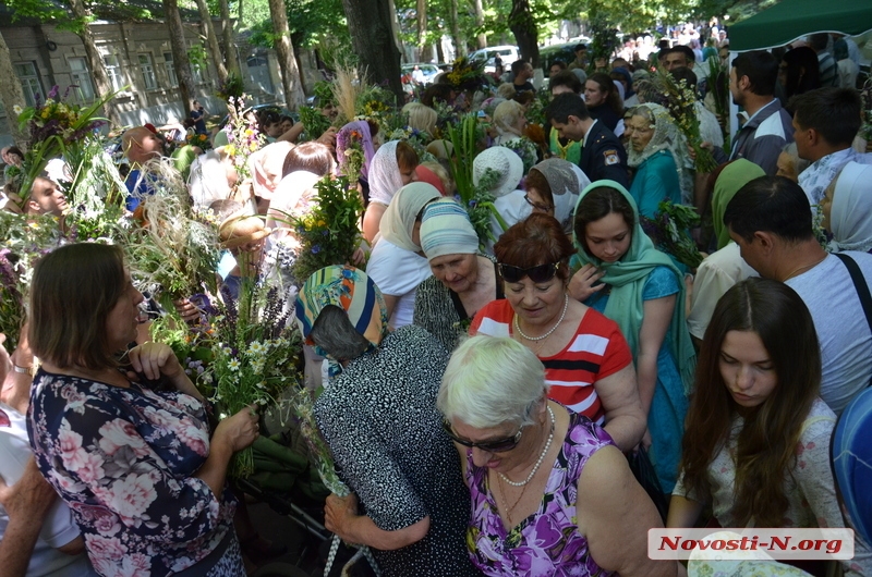 В главном николаевском храме празднуют Троицу. ФОТОРЕПОРТАЖ