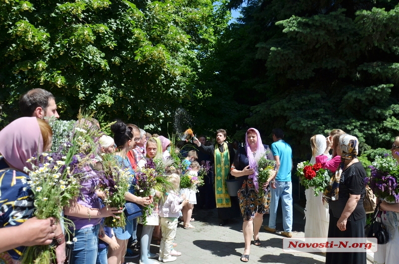 В главном николаевском храме праздновали Троицу