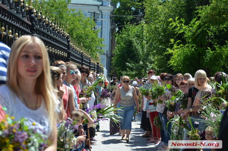 В главном николаевском храме празднуют Троицу. ФОТОРЕПОРТАЖ