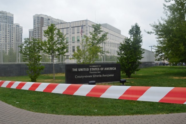 В Посольстве США утренний взрыв назвали инцидентом, а СБУ открыло дело о теракте