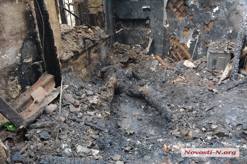 Под завалами сгоревшего здания в Николаеве обнаружен мужской труп. ОБНОВЛЕНО