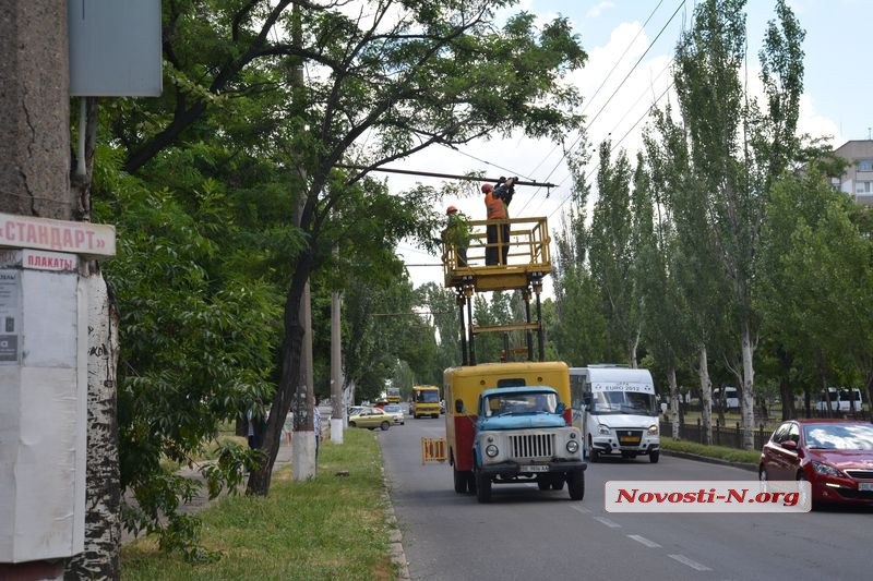 В Николаеве кронштейн сети троллейбуса упал на маршрутку