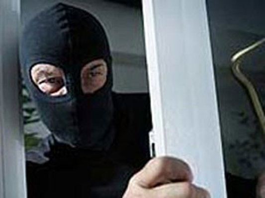 Угрожая парню пистолетом, двое бандитов в масках ограбили его квартиру