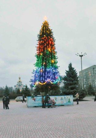 На сооружение новогодней елки в Южноукраинске ушло 180 деревьев, а главная площадь города приобрела персиково-розовый оттенок