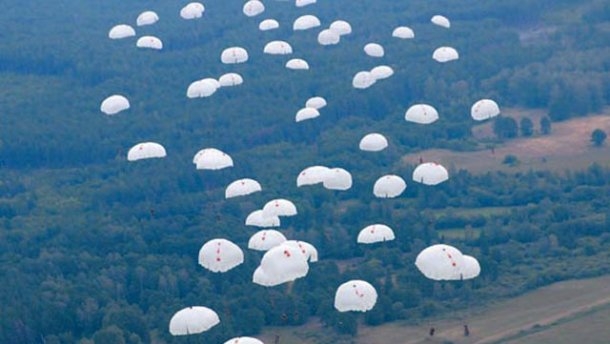 Массовое десантирование бойцов 79-й бригады с Ил-76: опубликовано экстремальное видео