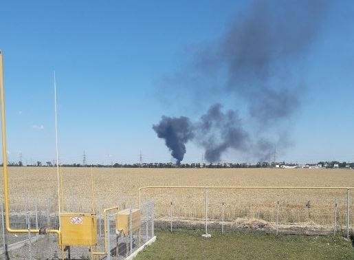 Под Одессой на нефтебазе взорвался бензовоз, продолжается пожар