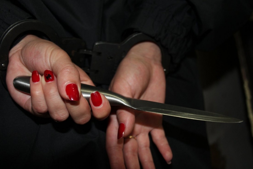 В Южноукраинске женщина пыталась убить соперницу нанеся ей девять ножевых ранений