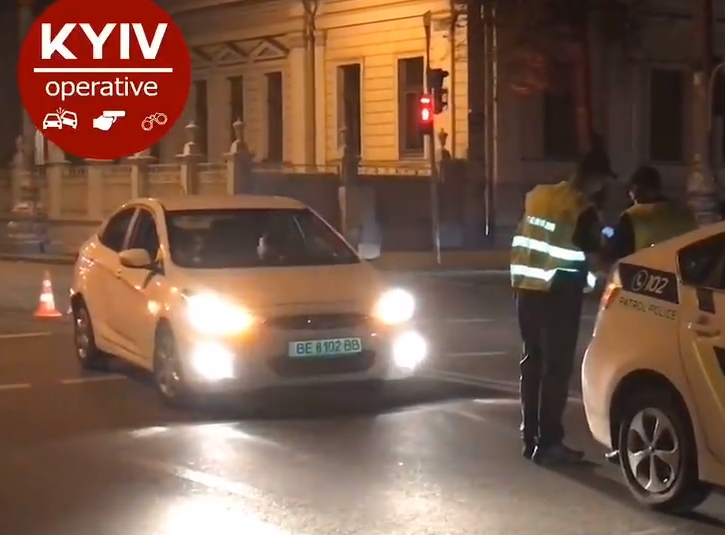 В центре Киева николаевский автомобиль сбил полицейского. Пострадавший в больнице