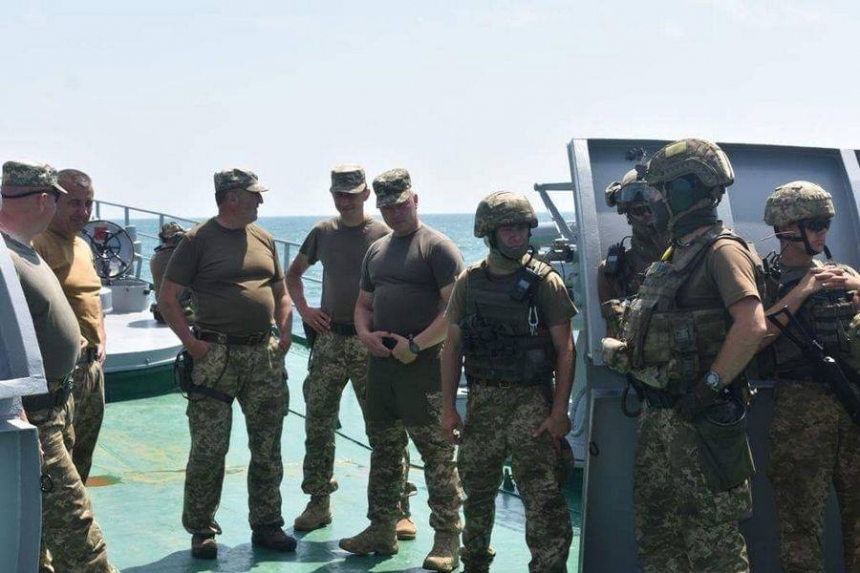 Николаевские десантники совместно с военными моряками отработали учебно-боевые задачи во время перехода морем