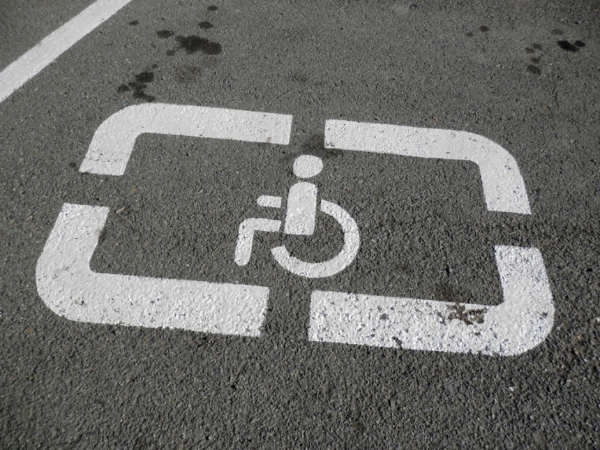 Порошенко подписал закон об увеличении штрафов за парковку на местах для инвалидов