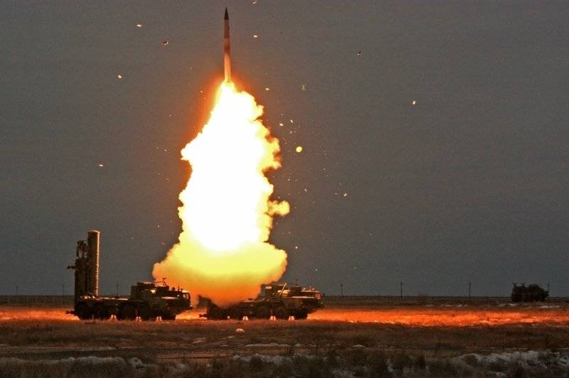 Пуск ракеты из зенитно-ракетного комплекса С-400