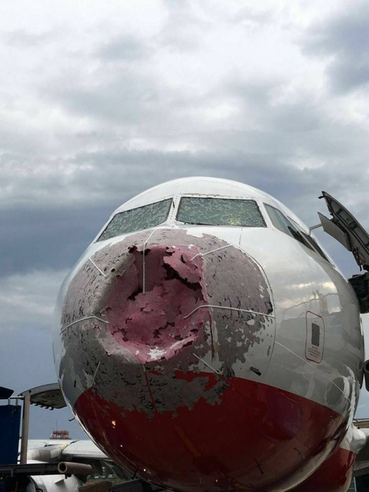 Появилось фото и видео, как пилотам из Украины удалось успешно посадить самолет, разбитый градом