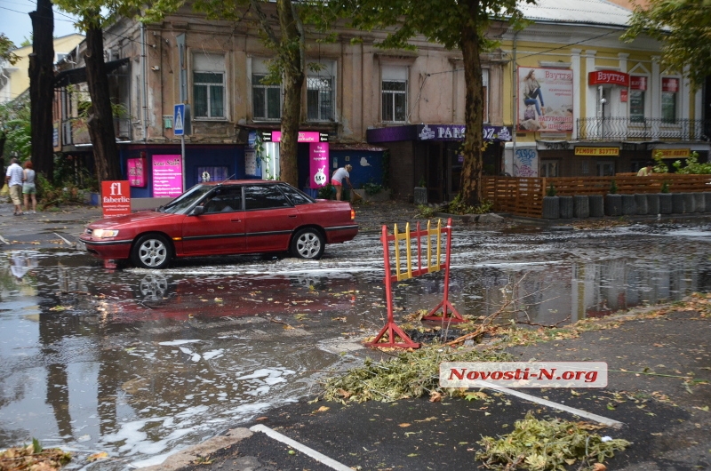  В Николаеве после дождя дороги затопило, а улицы засыпало ветками деревьев