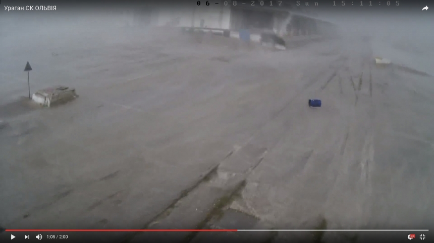 В николаевском спецпорту зафиксировали мощный шторм, который сдвинул семь кранов. ВИДЕО 